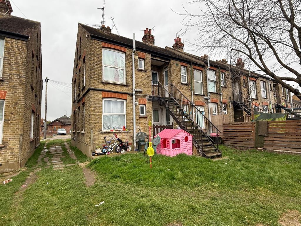Lot: 68 - STUDIO FLAT FOR INVESTMENT - Rear aspect of block with access to rear of dwelling